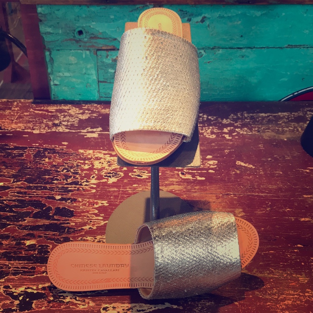 Leather metallic slide, made in Italy.